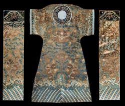 Partie frontale de Robe de Cour «  Chifu » brodée sur fond de tissage soie or « Kesi »Chine Dynastie