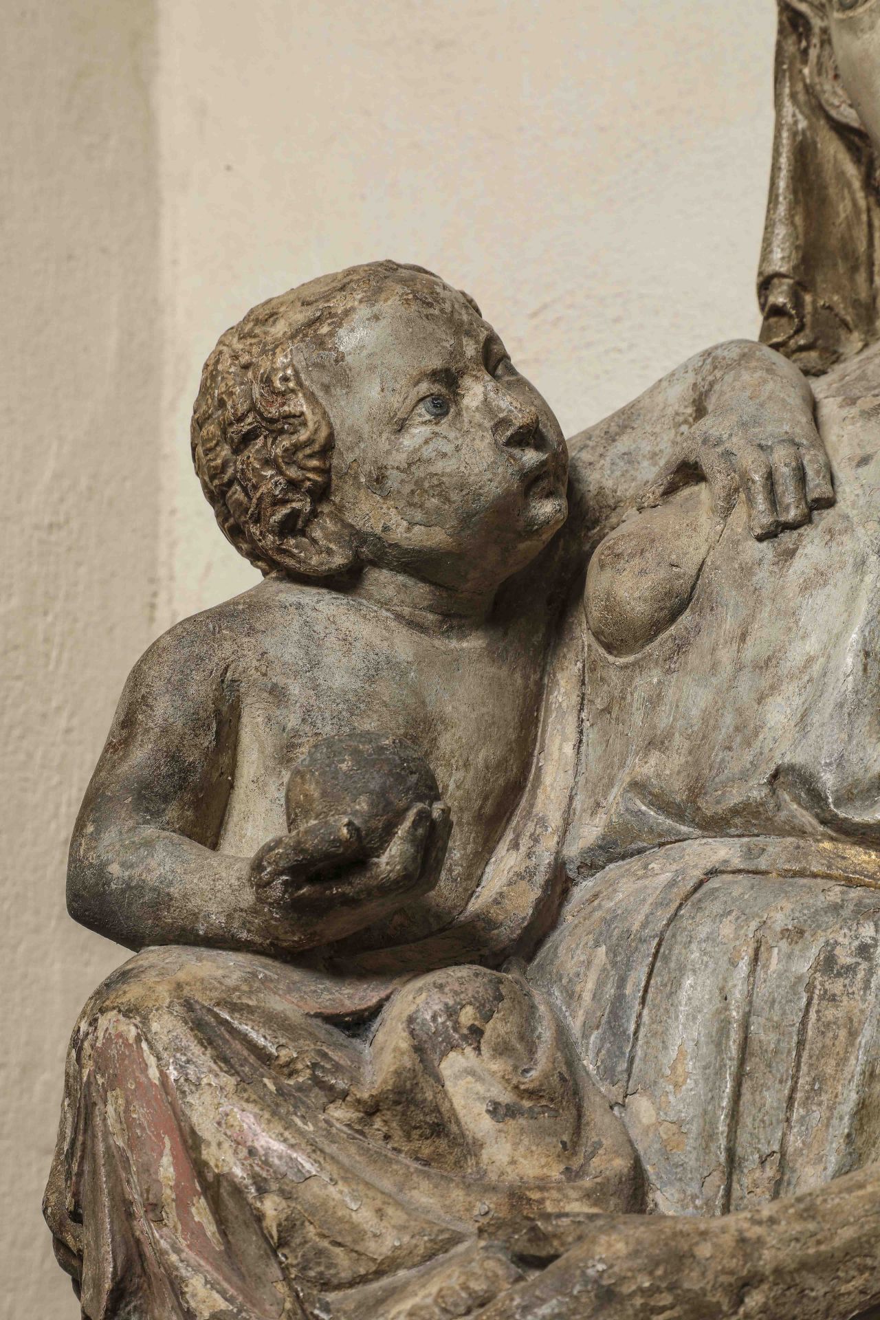 Vierge à l'enfant allaitant accompagnée de deux anges Pierre Vers 1400 Ht 90cm x 45cm x30cm Sothebys - Image 7 of 9