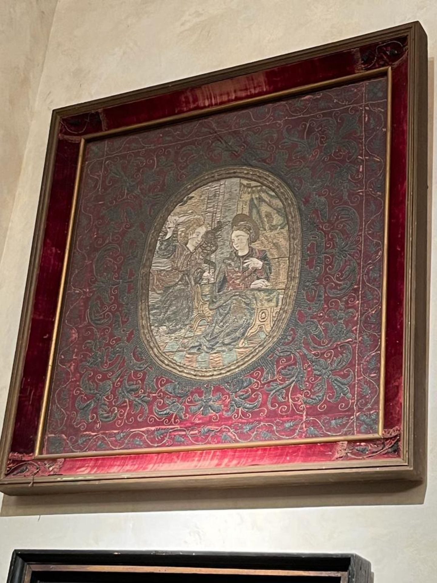 Broderie de fils d'argent et or sur velours, avec au centre dans un médaillon oval la représentation - Image 4 of 17