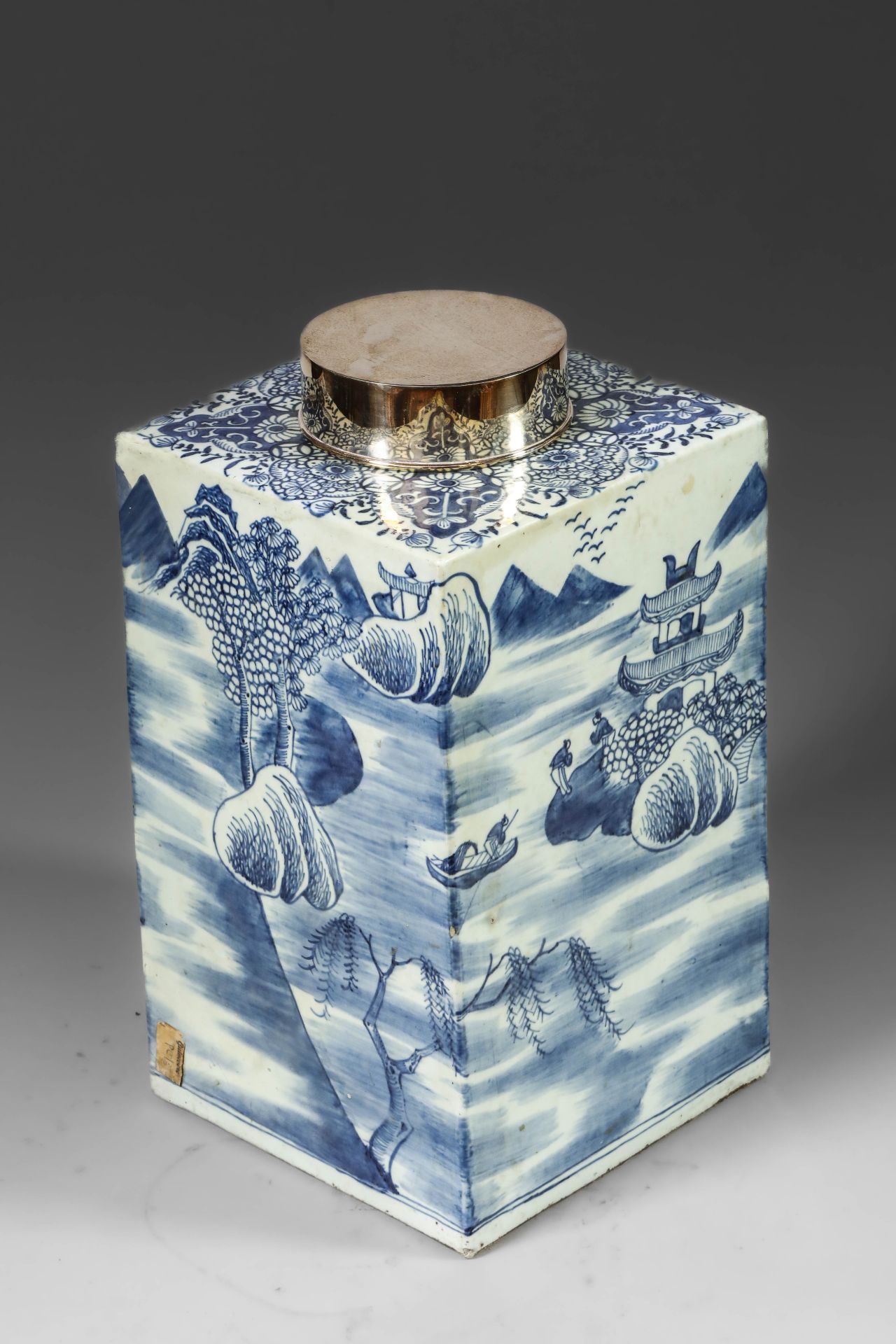 Suite de neuf pots à thé quadrangulaire en porcelaine blanche décoré en bleu sous couverte de - Image 14 of 47