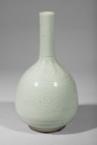 Flacon sur base en couronne , large panse et col droit en porcelaine à glaçure monochrome céladon