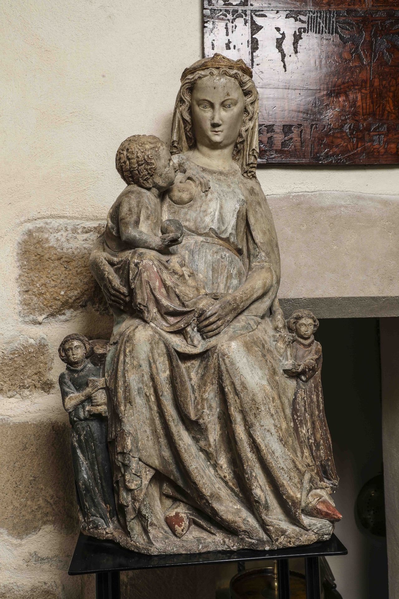 Vierge à l'enfant allaitant accompagnée de deux anges Pierre Vers 1400 Ht 90cm x 45cm x30cm Sothebys