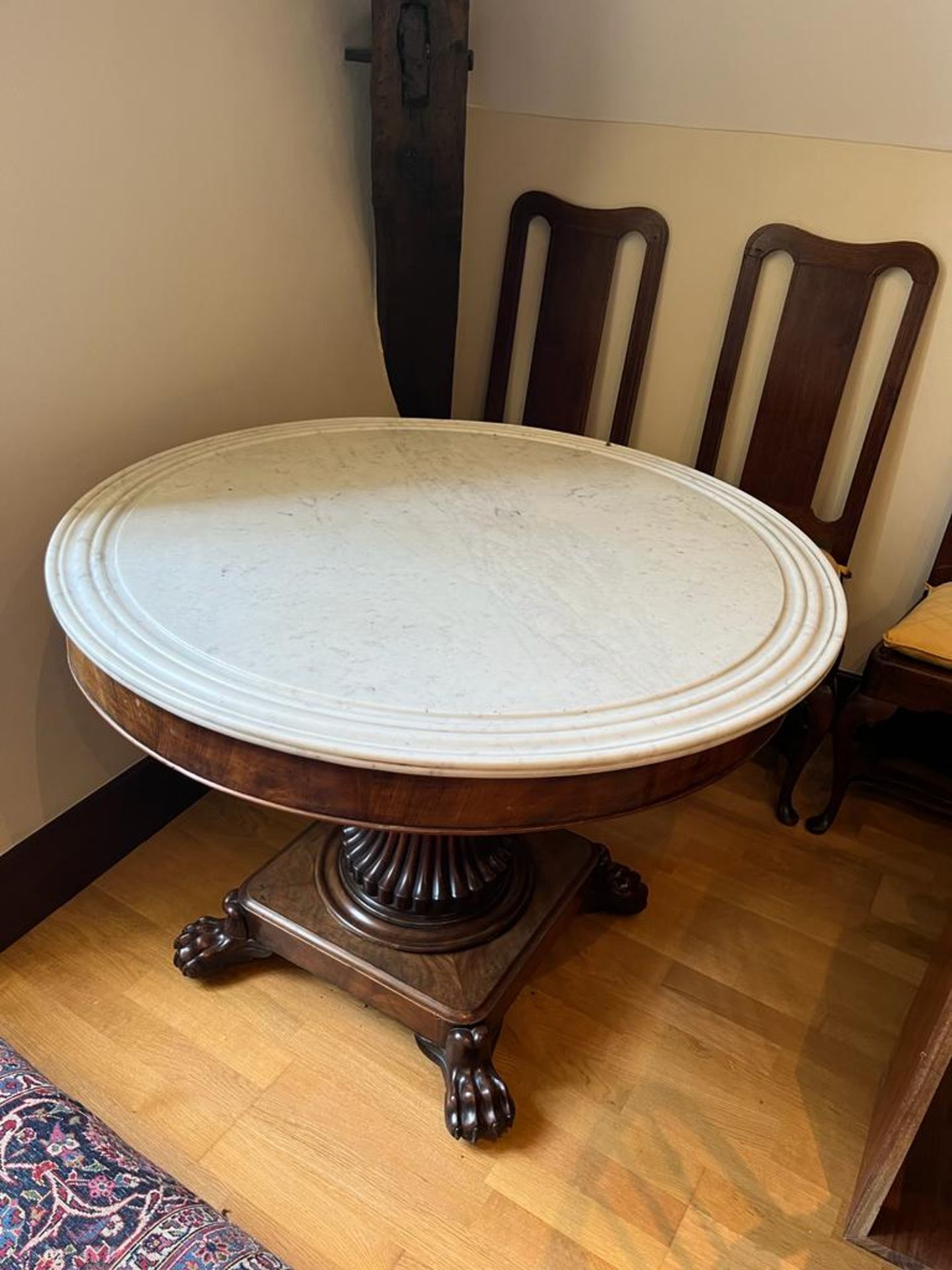 Table à plateau circulaire en marbre blanc et gris marbré orné d'une moulure sur le pourtour (100 cm - Bild 2 aus 11