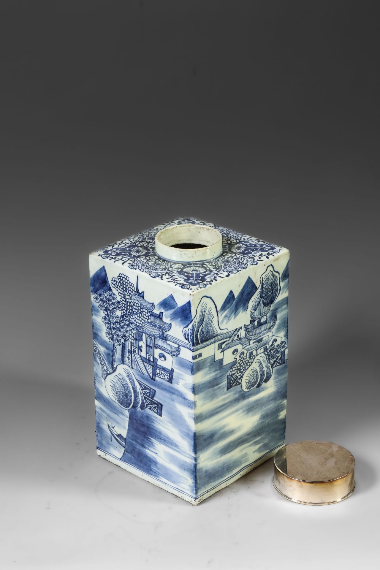 Suite de neuf pots à thé quadrangulaire en porcelaine blanche décoré en bleu sous couverte de - Image 17 of 47