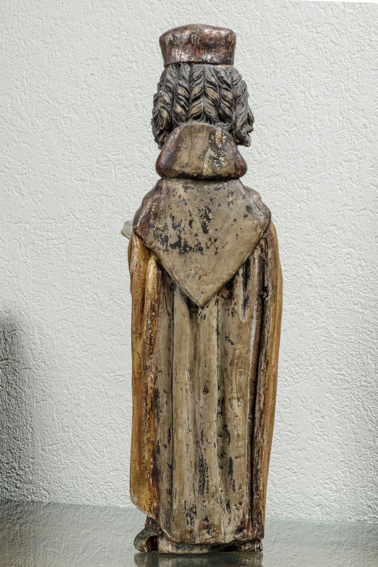 Saint Antoine barbu, aux longs cheveux bruns bouclés, portant un manteau doré sur une robe fluide - Bild 5 aus 9