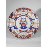 Large plat en porcelaine Imari blanche décorée en bleu cobalt sous couverte et rouge de cuivre d'