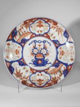 Large plat en porcelaine Imari blanche décorée en bleu cobalt sous couverte et rouge de cuivre d'