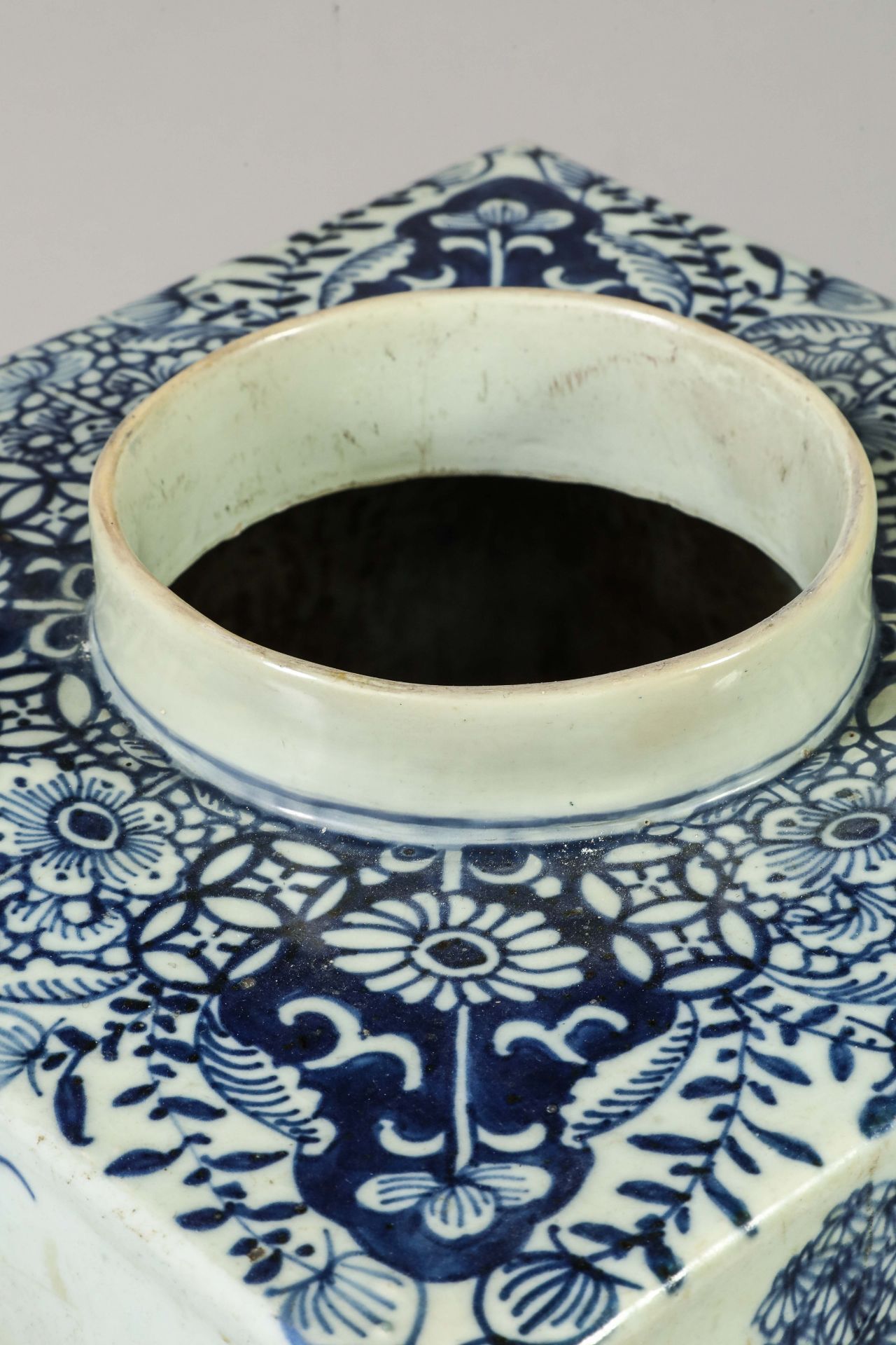 Suite de neuf pots à thé quadrangulaire en porcelaine blanche décoré en bleu sous couverte de - Image 24 of 47