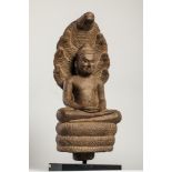 Buddha Mucilinda assis en méditation sur le corps du Naga, déployant sa tête en Chaperon
