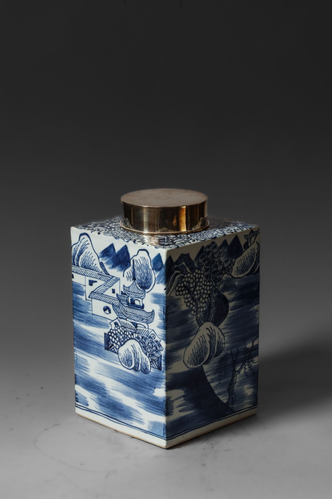 Suite de neuf pots à thé quadrangulaire en porcelaine blanche décoré en bleu sous couverte de - Image 40 of 47