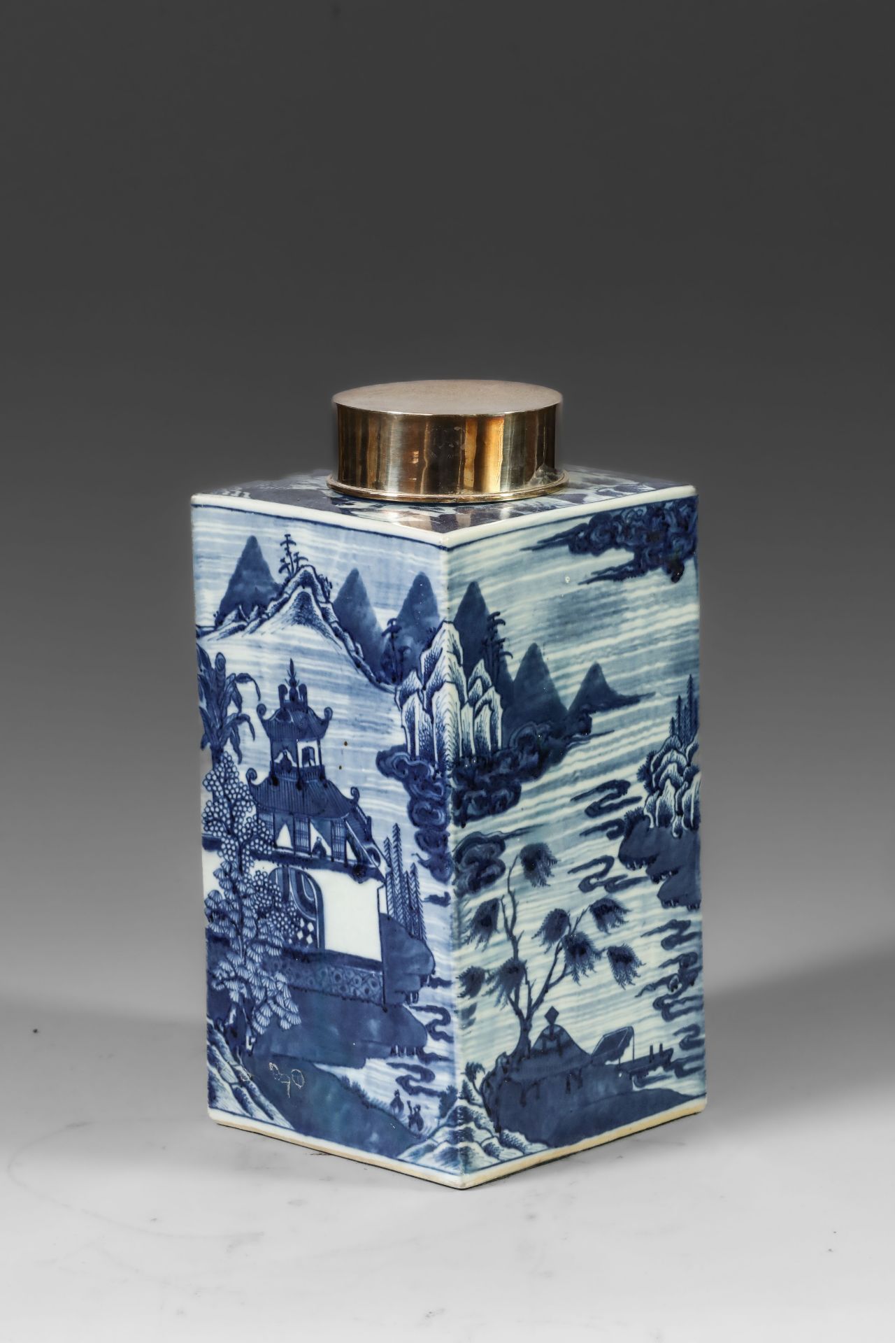 Suite de neuf pots à thé quadrangulaire en porcelaine blanche décoré en bleu sous couverte de - Image 8 of 47