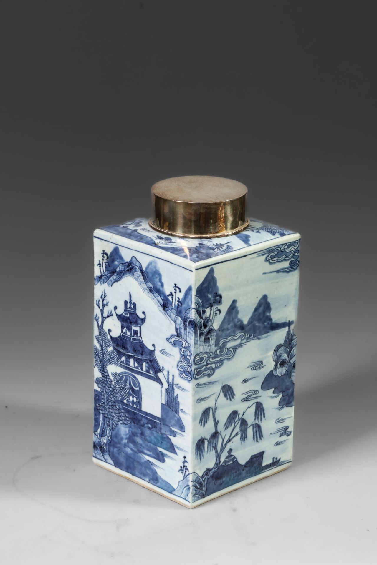 Suite de neuf pots à thé quadrangulaire en porcelaine blanche décoré en bleu sous couverte de - Image 3 of 47