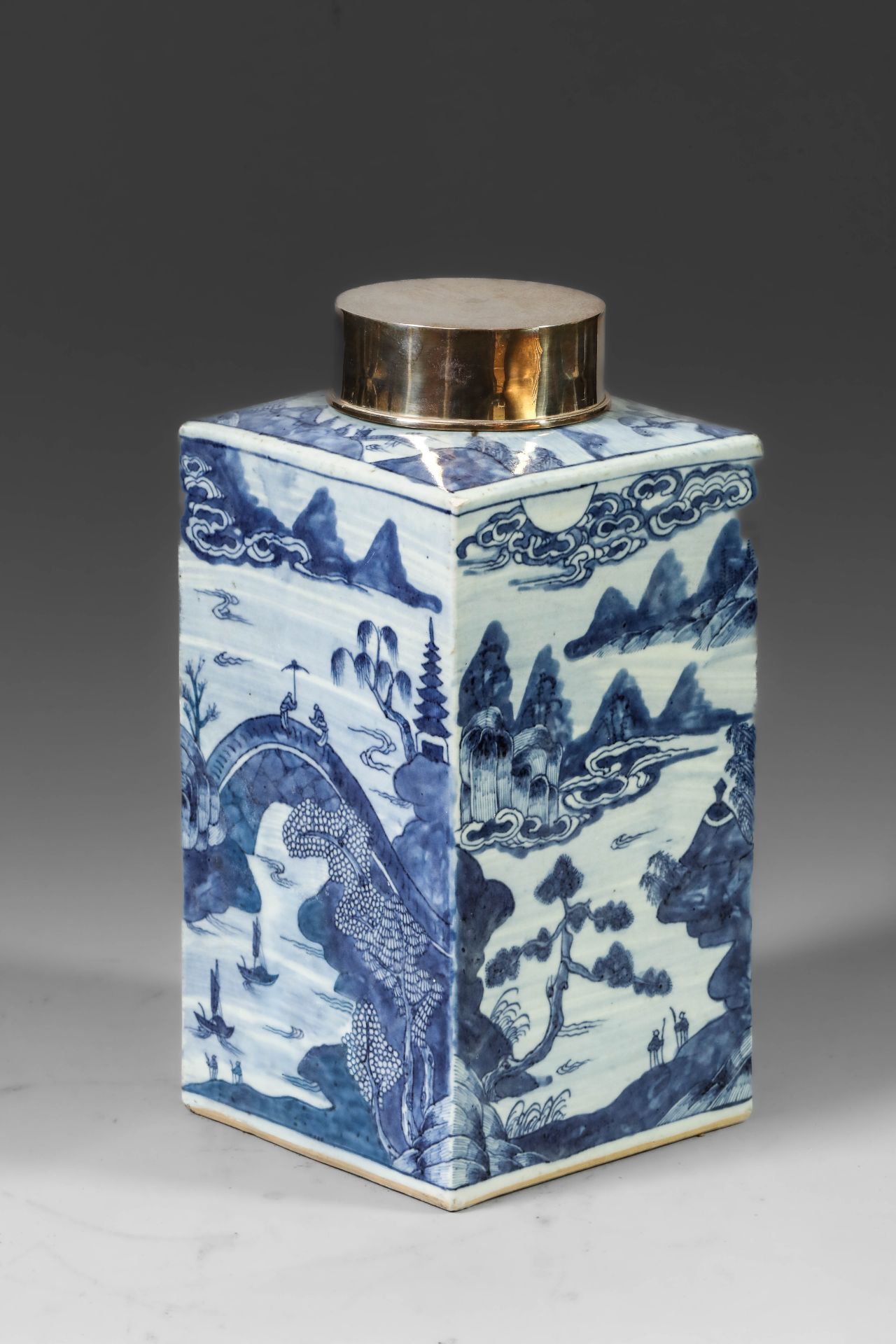 Suite de neuf pots à thé quadrangulaire en porcelaine blanche décoré en bleu sous couverte de