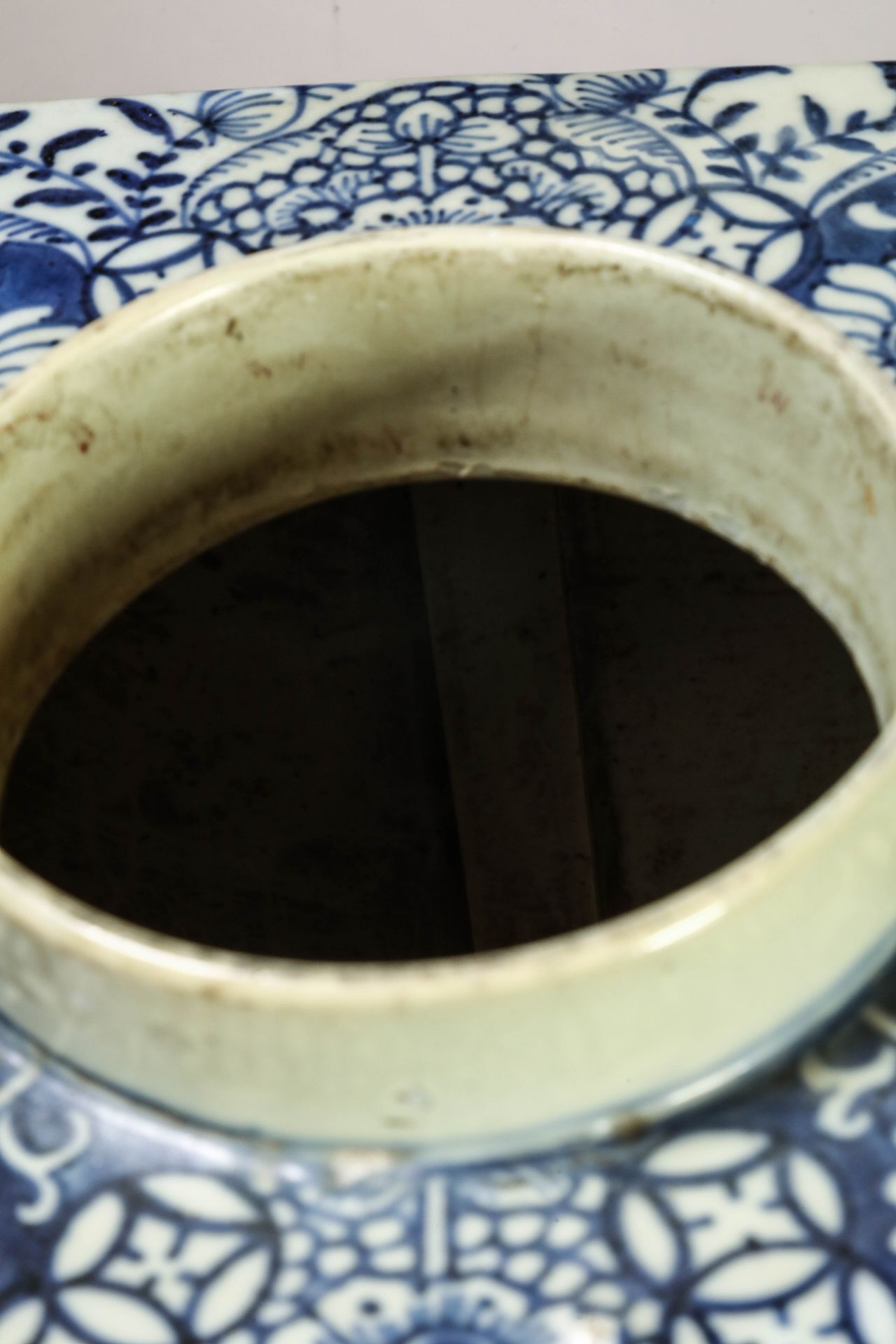 Suite de neuf pots à thé quadrangulaire en porcelaine blanche décoré en bleu sous couverte de - Image 18 of 47