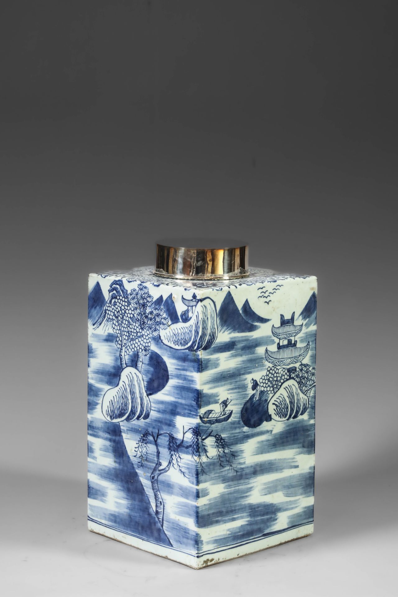 Suite de neuf pots à thé quadrangulaire en porcelaine blanche décoré en bleu sous couverte de - Image 27 of 47