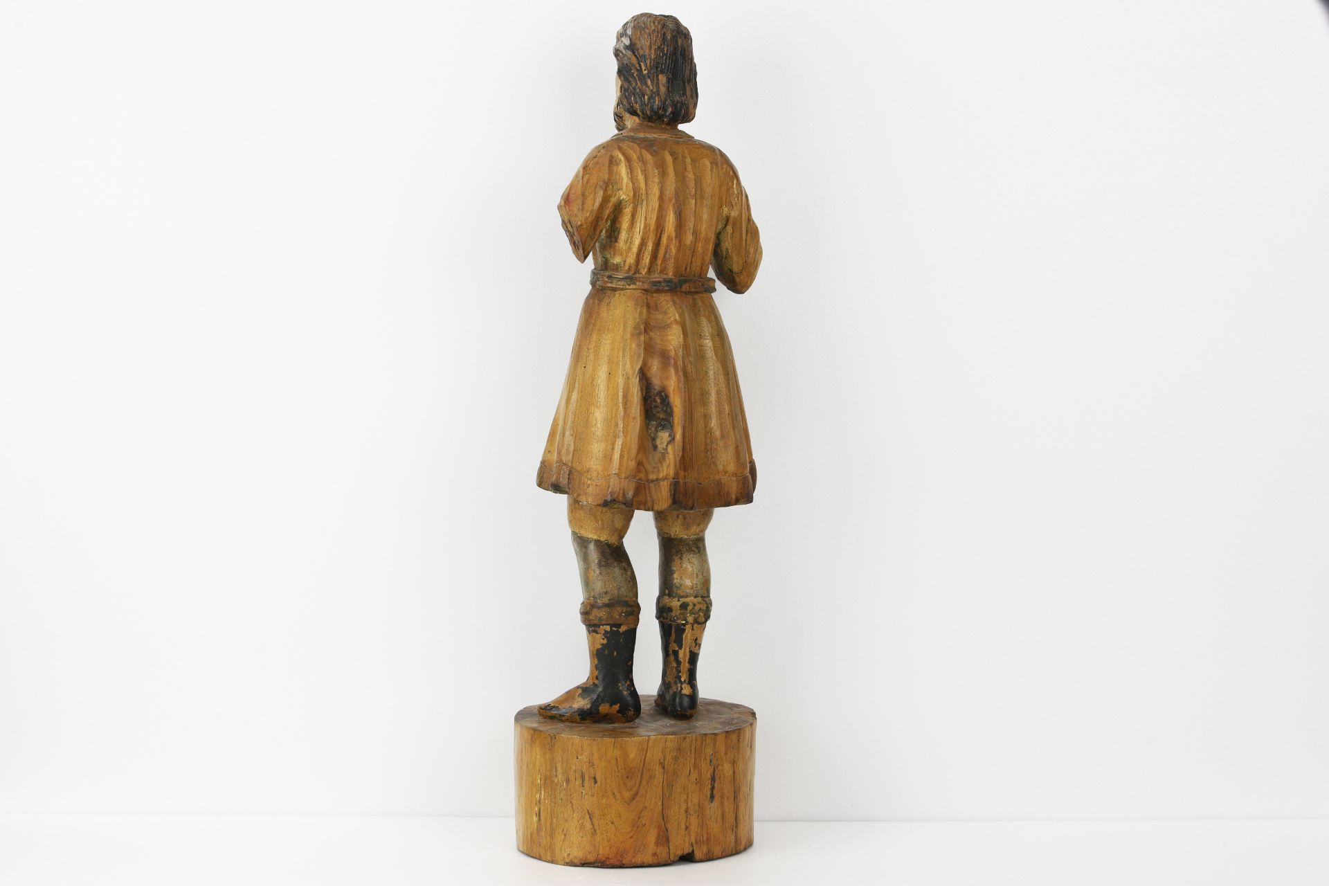 Disciple vêtu d'une tunique courte Bois de tilleul à traces de polychromie 17 eme siècle - Image 3 of 3