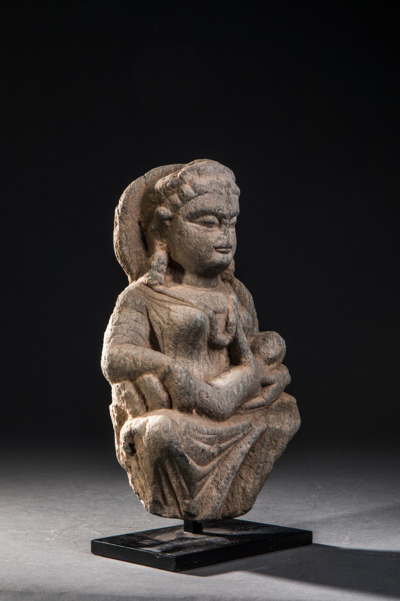Hariti assise un enfant dans les bras, vêtue d'une robe aux plissés hellénistiques paré d'un - Image 2 of 2