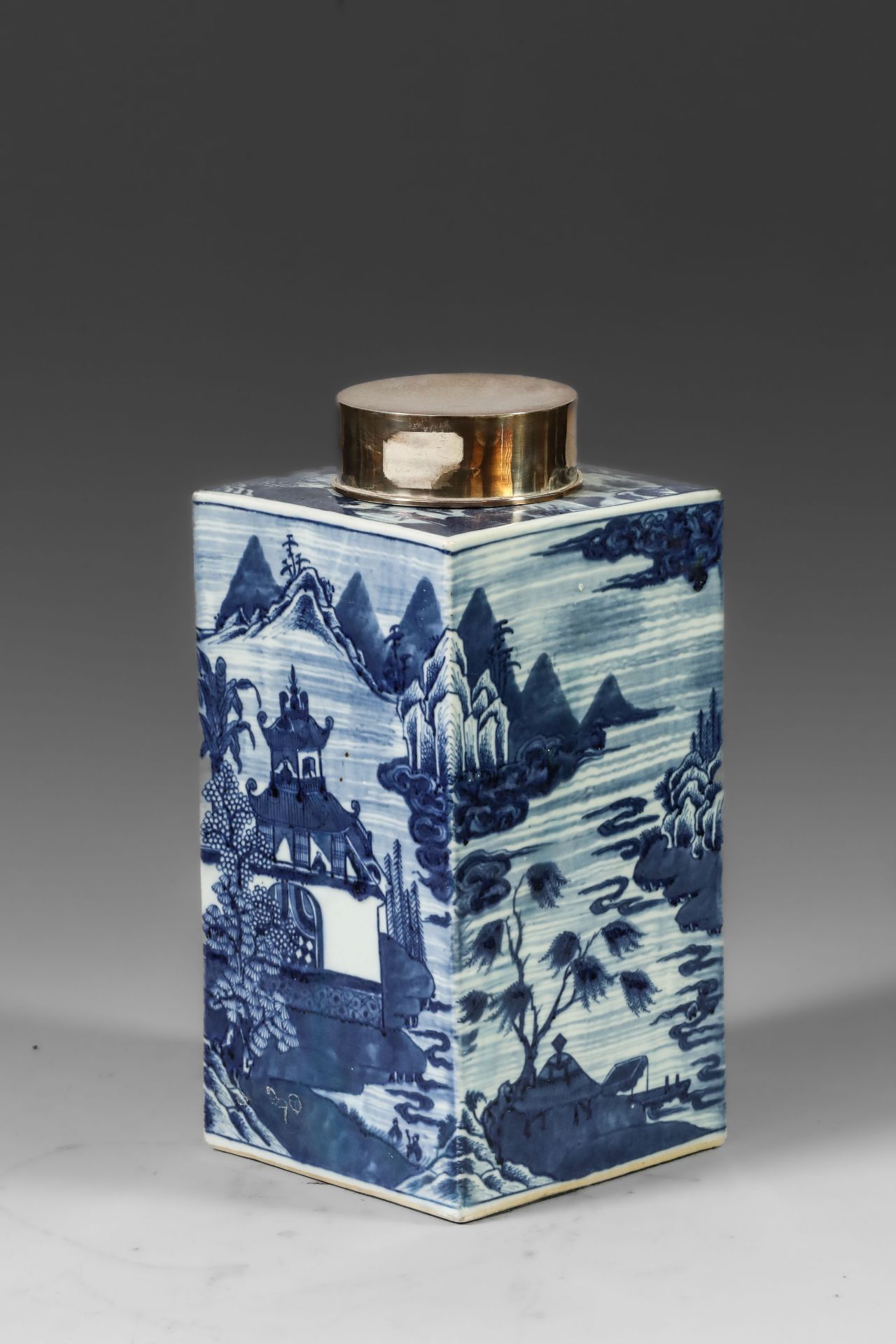 Suite de neuf pots à thé quadrangulaire en porcelaine blanche décoré en bleu sous couverte de - Image 7 of 47