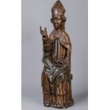 Saint Evêque avec des cheveux bouclés, la main droite levée en bénédiction, portant une mitre et une