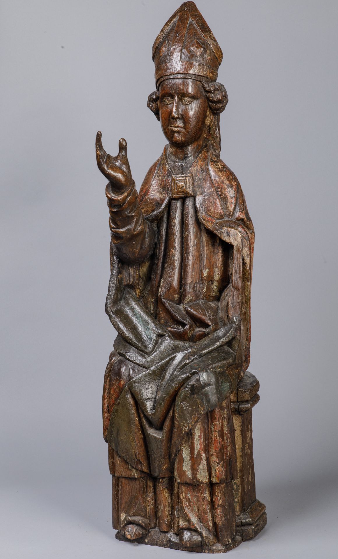 Saint Evêque avec des cheveux bouclés, la main droite levée en bénédiction, portant une mitre et une