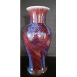 Vase balustre en porcelaine flammée rouge rubis et de larges coulées violettes et bleues lavande