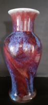 Vase balustre en porcelaine flammée rouge rubis et de larges coulées violettes et bleues lavande