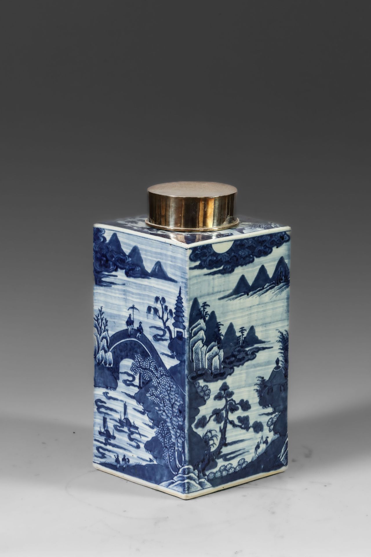 Suite de neuf pots à thé quadrangulaire en porcelaine blanche décoré en bleu sous couverte de - Image 6 of 47