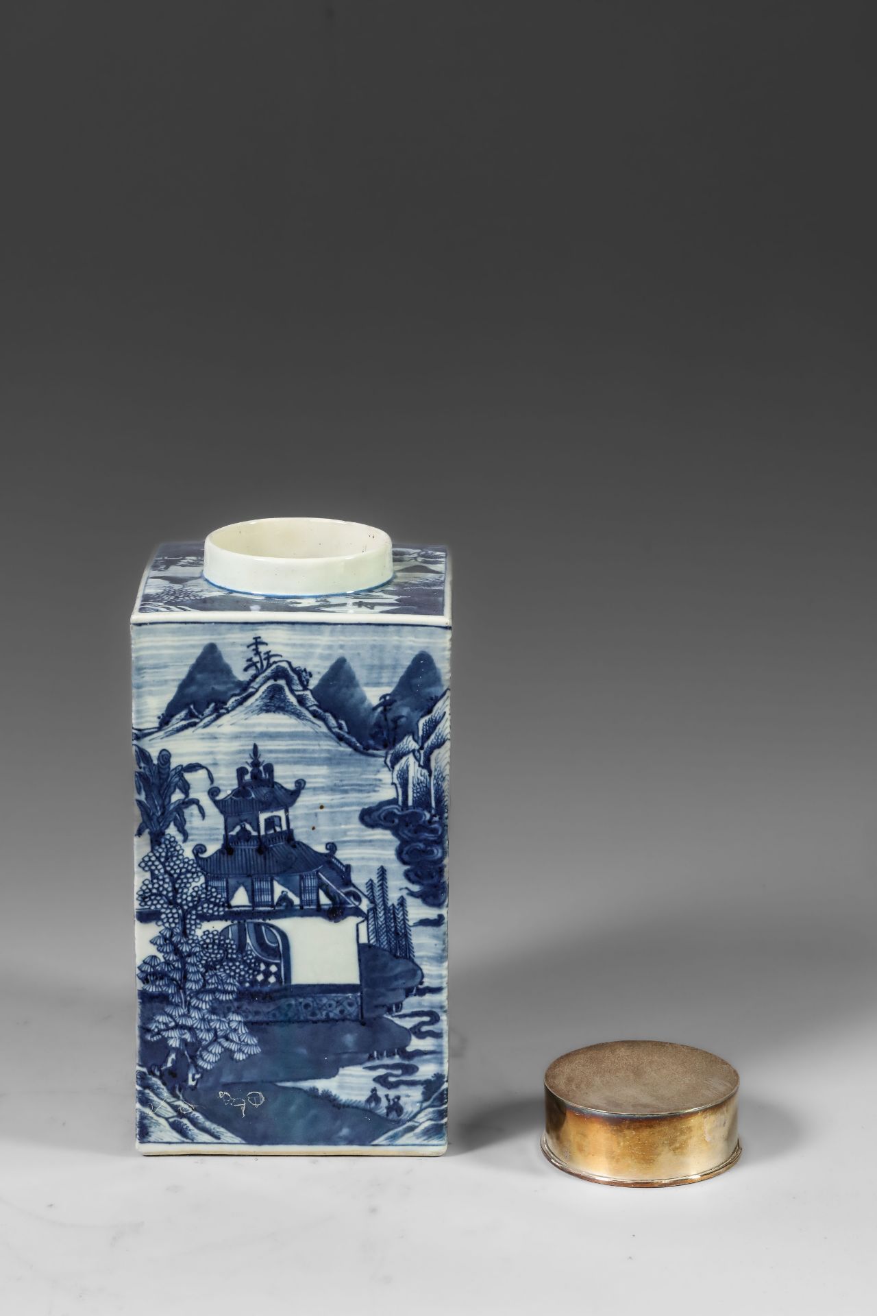 Suite de neuf pots à thé quadrangulaire en porcelaine blanche décoré en bleu sous couverte de - Image 9 of 47