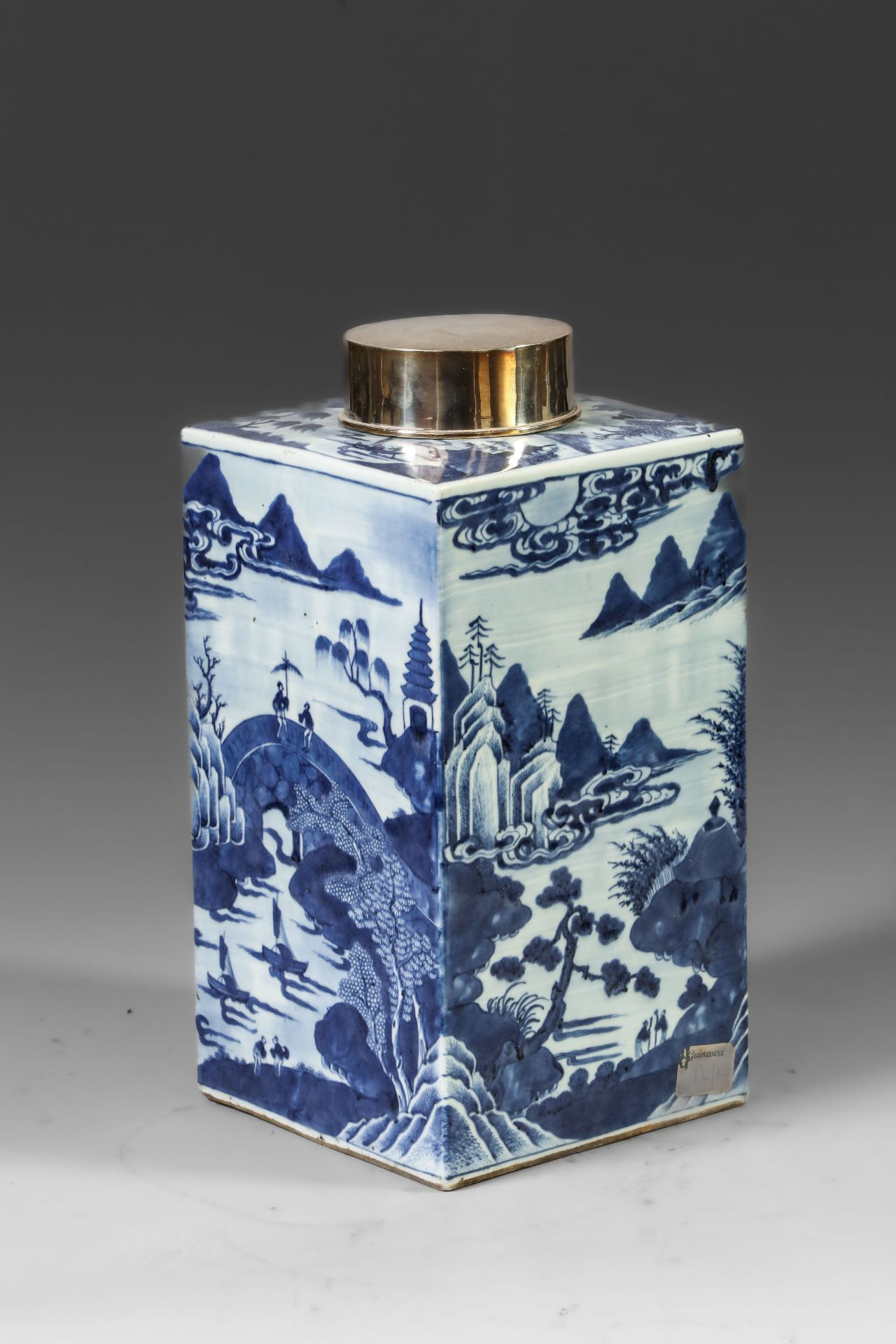 Suite de neuf pots à thé quadrangulaire en porcelaine blanche décoré en bleu sous couverte de - Image 11 of 47