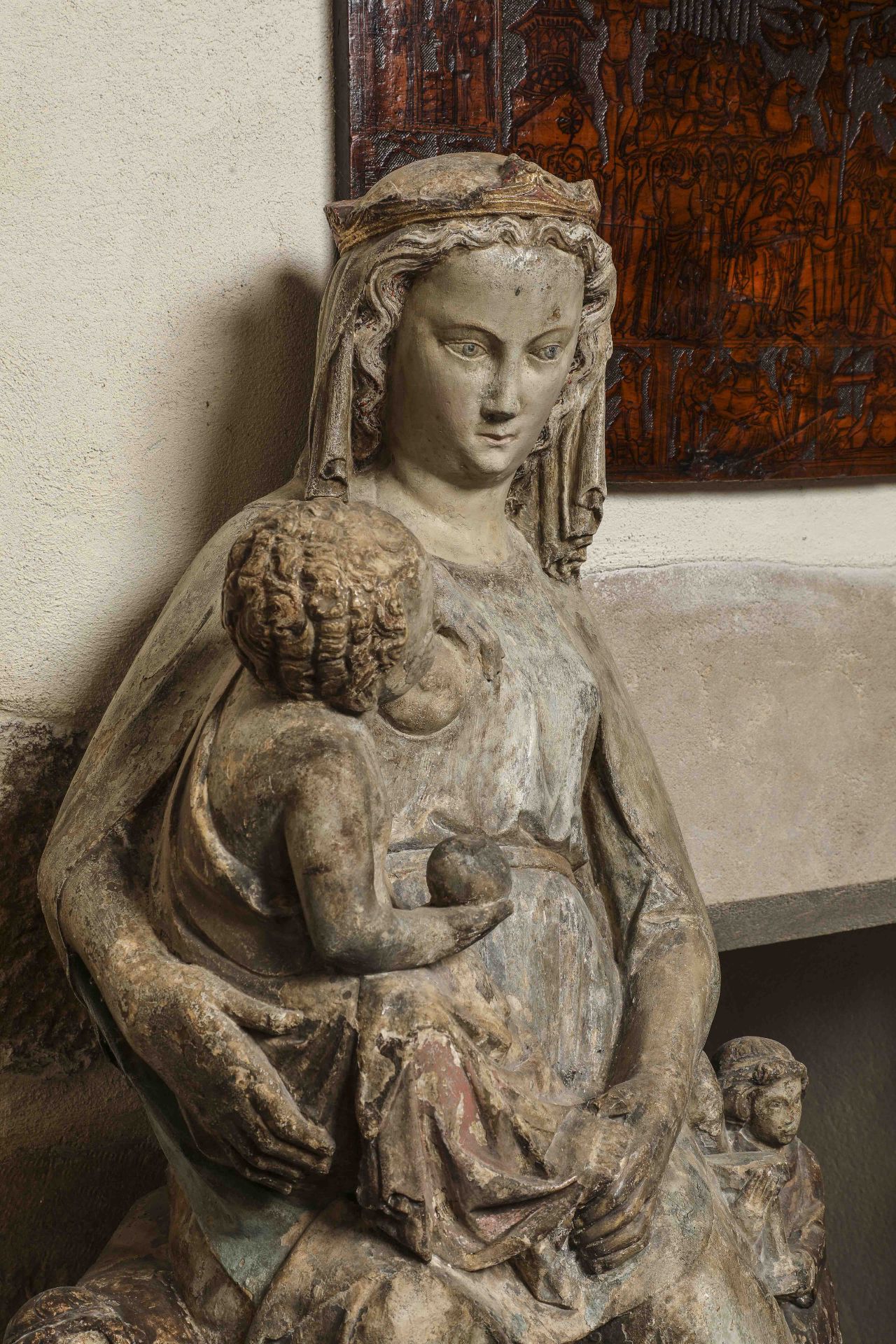 Vierge à l'enfant allaitant accompagnée de deux anges Pierre Vers 1400 Ht 90cm x 45cm x30cm Sothebys - Bild 3 aus 9