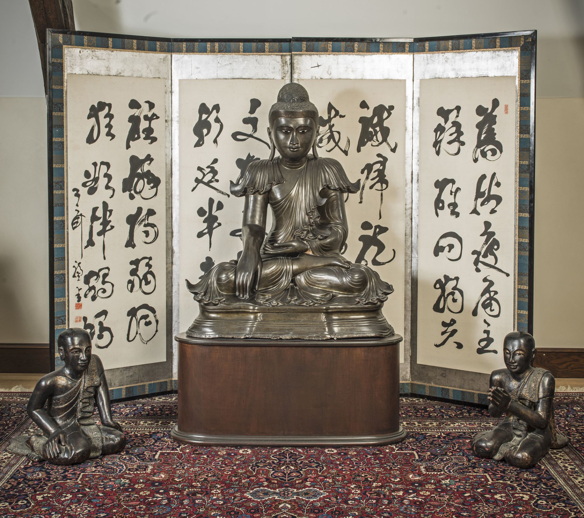 Buddha Maravijaya assis en Vajrasana et Bumishparsha Mudra, vêtu d’une robe monastique au plissé - Image 2 of 3