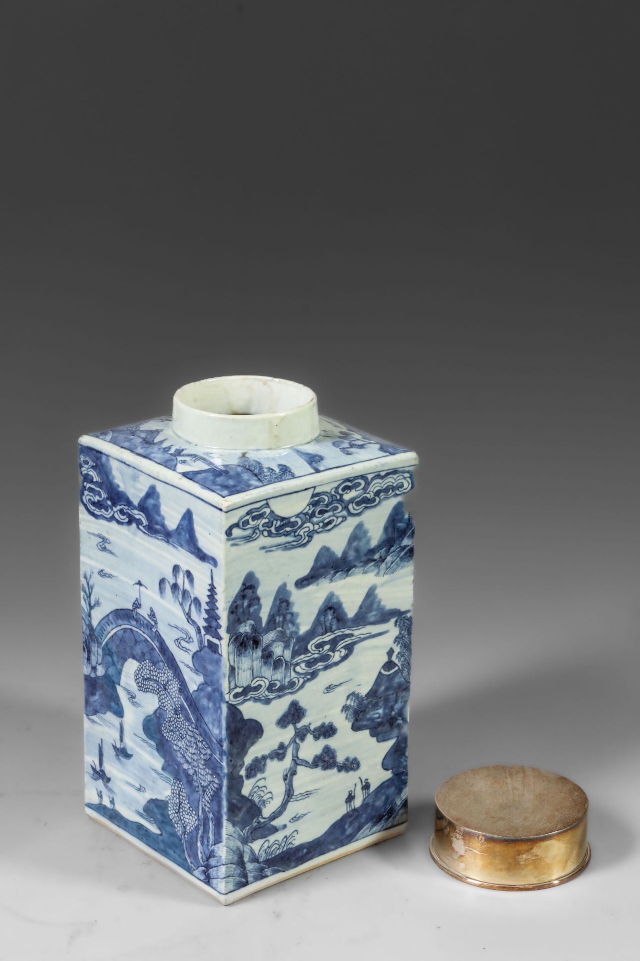Suite de neuf pots à thé quadrangulaire en porcelaine blanche décoré en bleu sous couverte de - Image 5 of 47