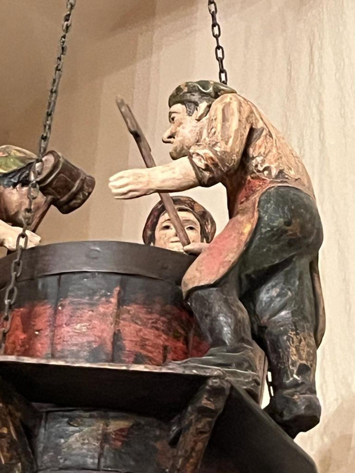 Enseigne de brasserie, sculpture en ronde bosse illustrant trois brasseurs travaillant autour d'un - Image 2 of 8