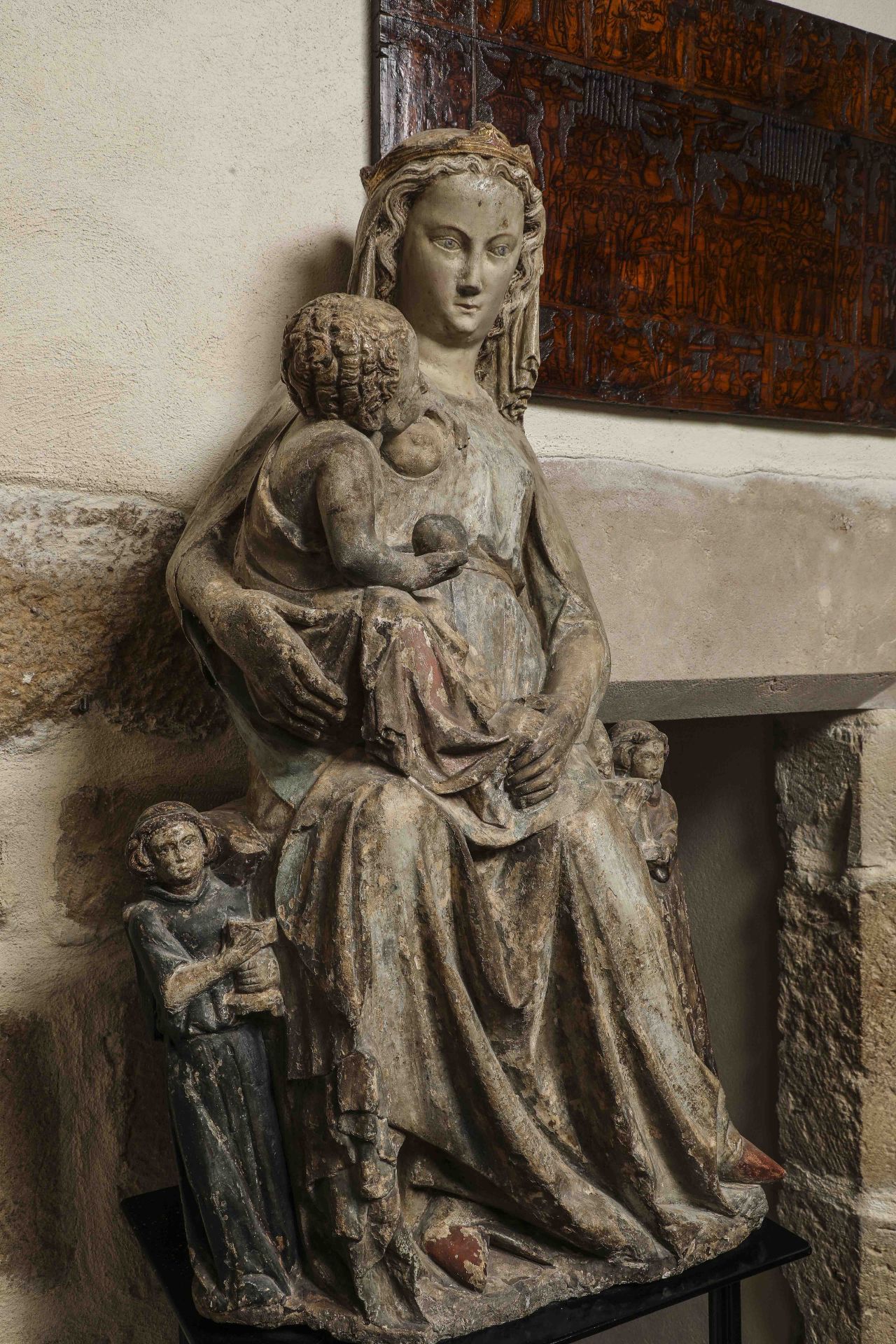 Vierge à l'enfant allaitant accompagnée de deux anges Pierre Vers 1400 Ht 90cm x 45cm x30cm Sothebys - Image 2 of 9