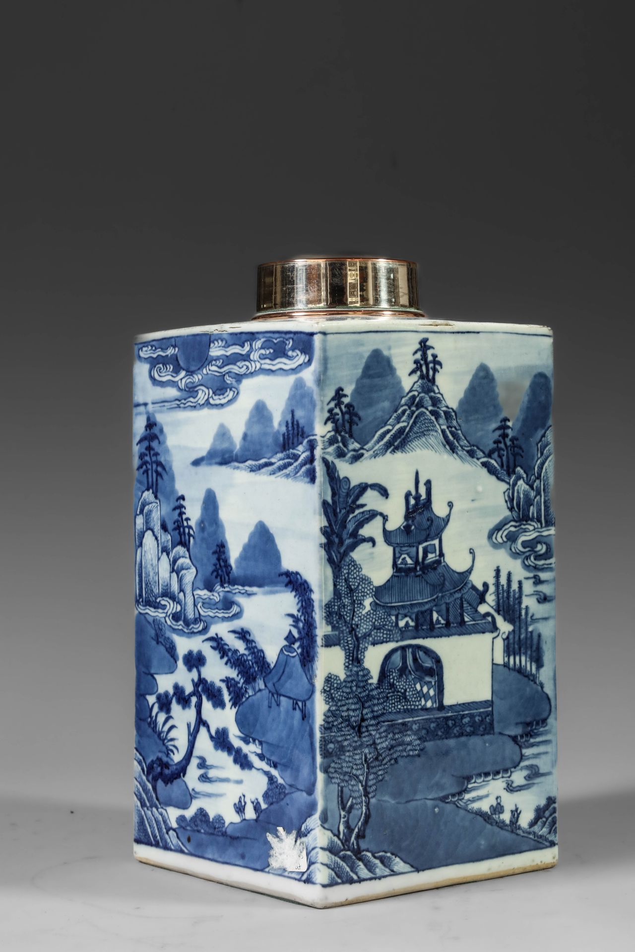 Suite de neuf pots à thé quadrangulaire en porcelaine blanche décoré en bleu sous couverte de - Image 32 of 47