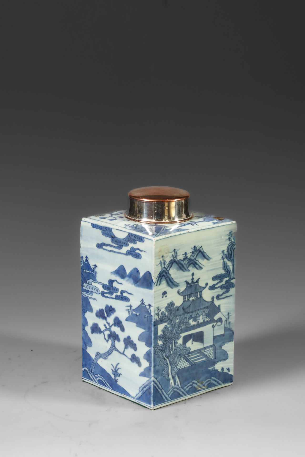 Suite de neuf pots à thé quadrangulaire en porcelaine blanche décoré en bleu sous couverte de - Image 43 of 47
