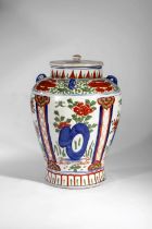 Pot couvert serti de quatre anses à l'épaulement en porcelaine Wuçaï cinq couleur décoré de motifs