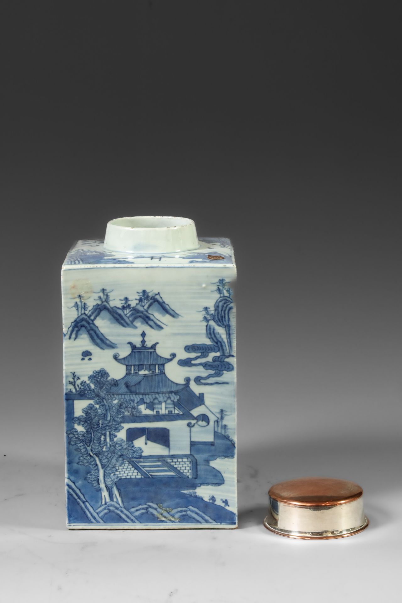 Suite de neuf pots à thé quadrangulaire en porcelaine blanche décoré en bleu sous couverte de - Image 2 of 47