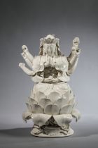 Kwan Yin , le Boddhisattva de la compassion assis sur un important Lotus épanoui flottant sur un