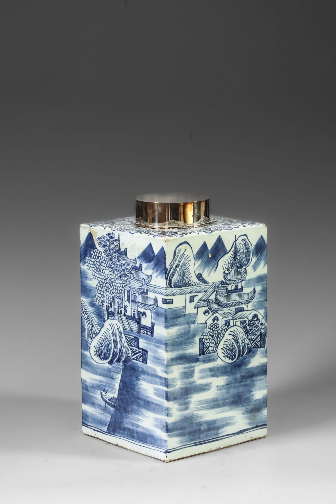 Suite de neuf pots à thé quadrangulaire en porcelaine blanche décoré en bleu sous couverte de - Image 25 of 47