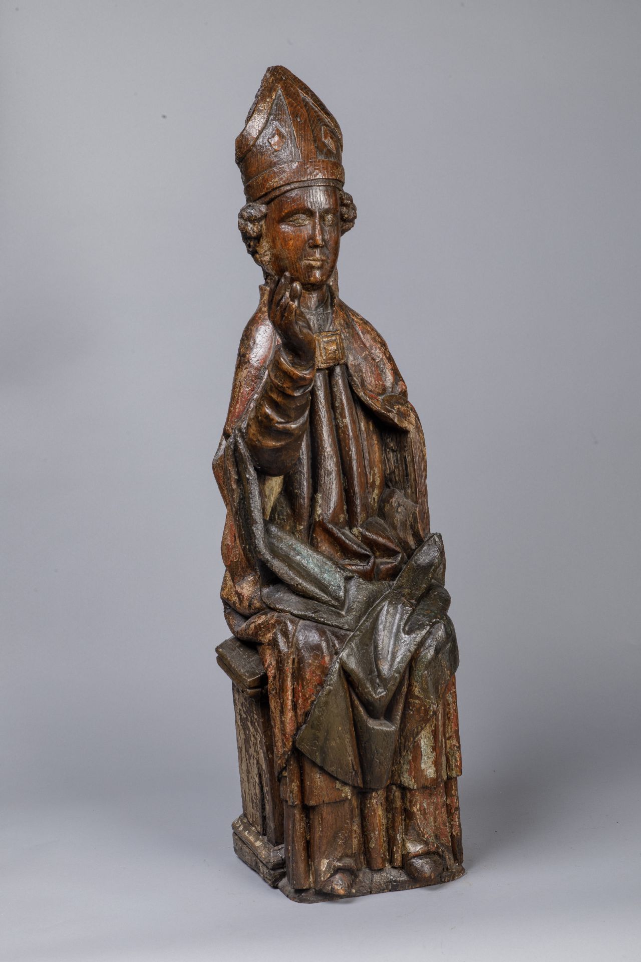 Saint Evêque avec des cheveux bouclés, la main droite levée en bénédiction, portant une mitre et une - Bild 2 aus 15
