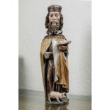 Saint Antoine barbu, aux longs cheveux bruns bouclés, portant un manteau doré sur une robe fluide