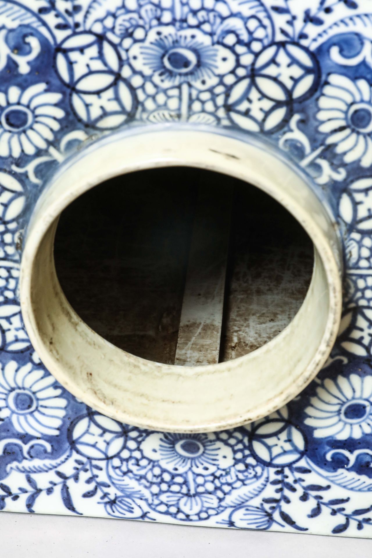 Suite de neuf pots à thé quadrangulaire en porcelaine blanche décoré en bleu sous couverte de - Image 20 of 47