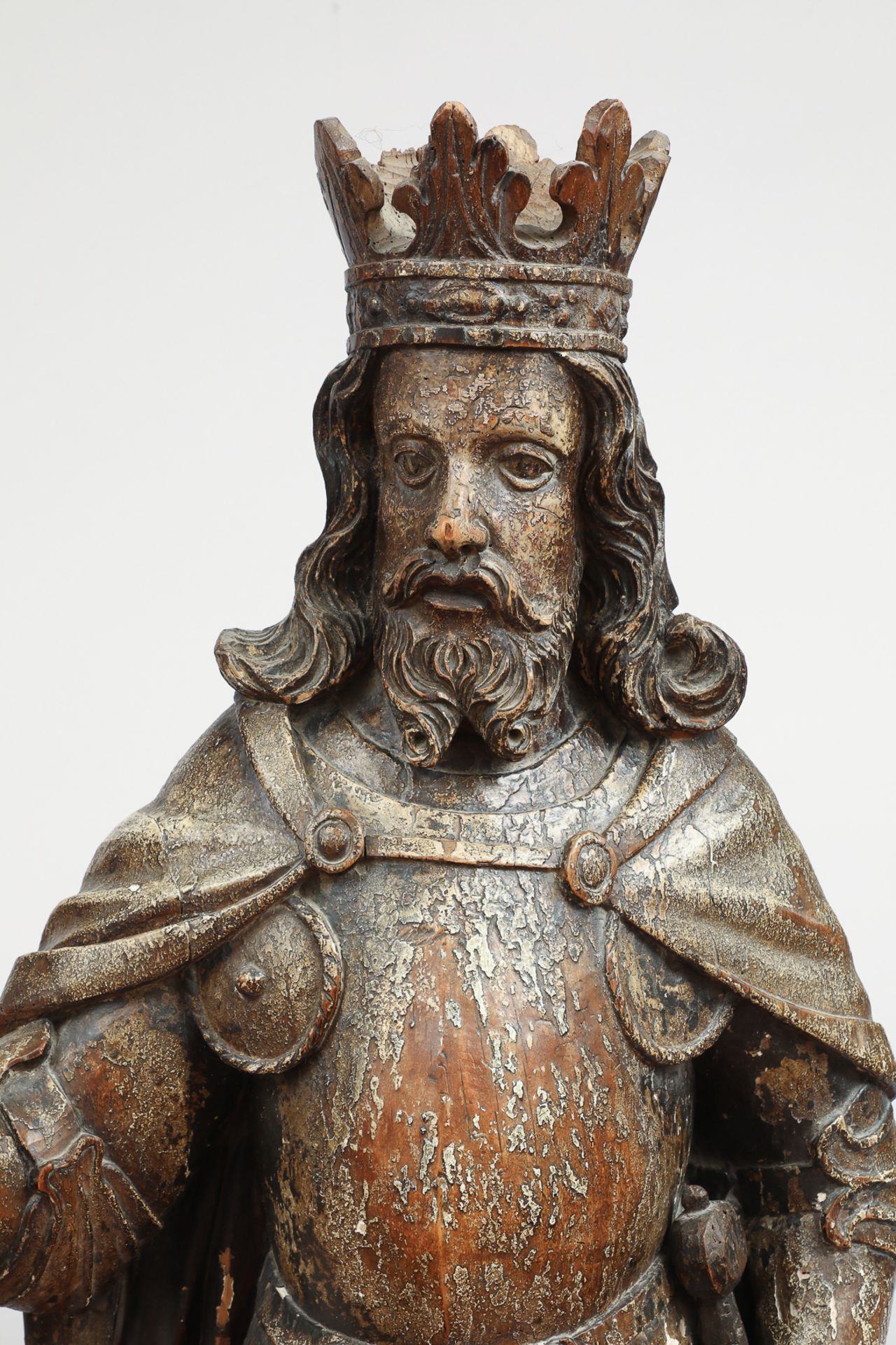 Saint ou roi couronné en armure Bois de tilleul polychrome Allemagne Vers 1500 Ht 160 x 60cm - Image 3 of 4