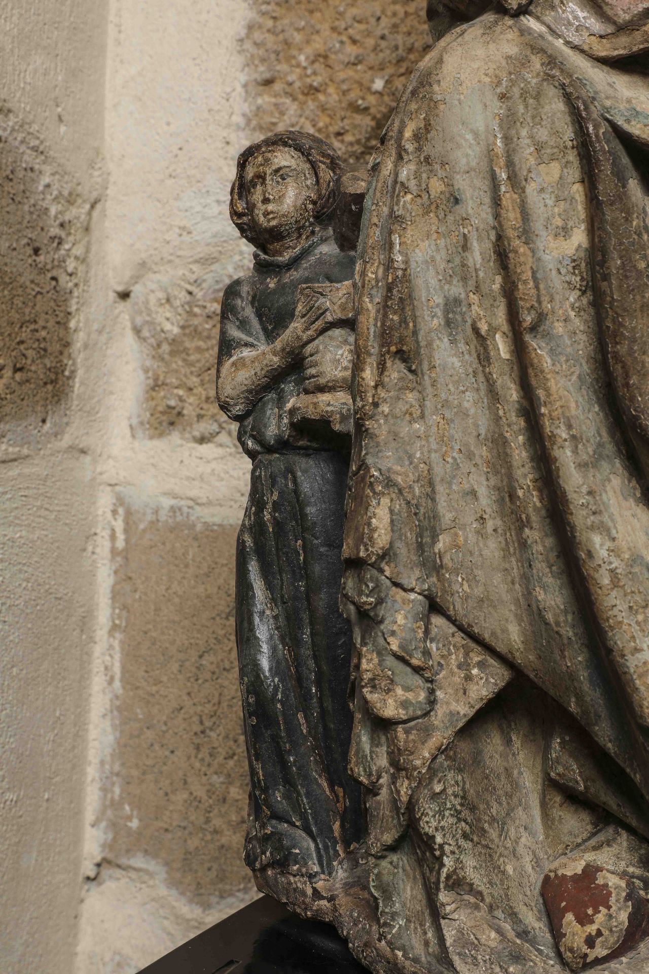Vierge à l'enfant allaitant accompagnée de deux anges Pierre Vers 1400 Ht 90cm x 45cm x30cm Sothebys - Bild 9 aus 9