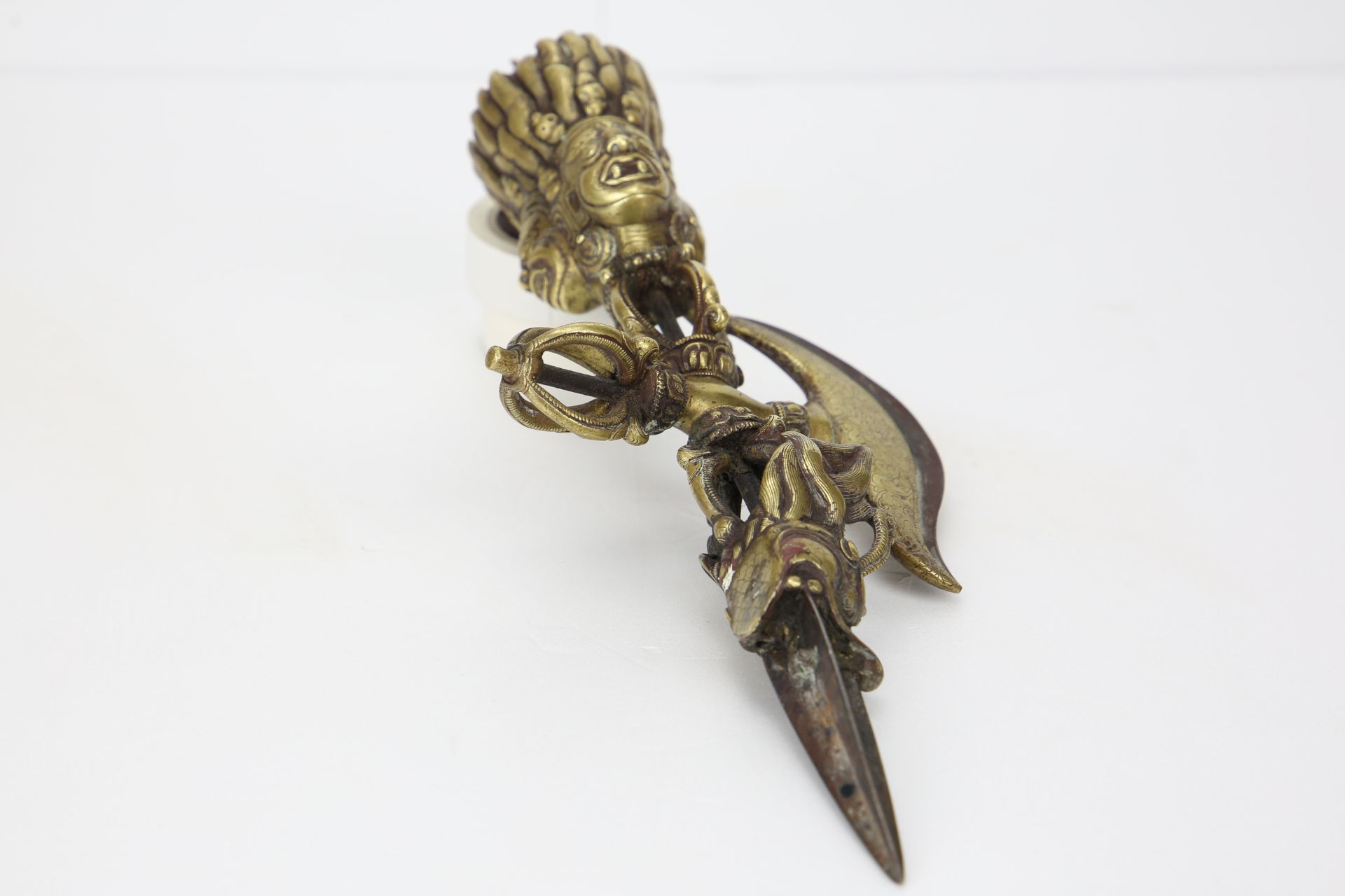 Dague rituelle " Phurba-Kartika " composée d'une dague Phur-Bu, en perpendiculaire d'une hachette - Bild 3 aus 7