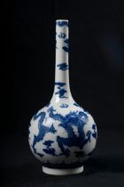 Bouteille en porcelaine Blanche décorée en Bleu cobalt sous couverte de deux Dragons pourchassant la