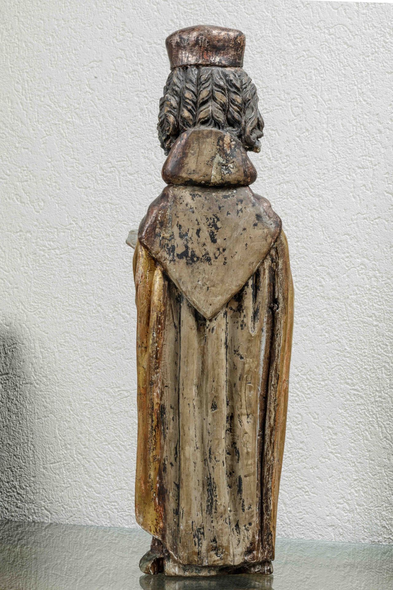Saint Antoine barbu, aux longs cheveux bruns bouclés, portant un manteau doré sur une robe fluide - Bild 6 aus 9