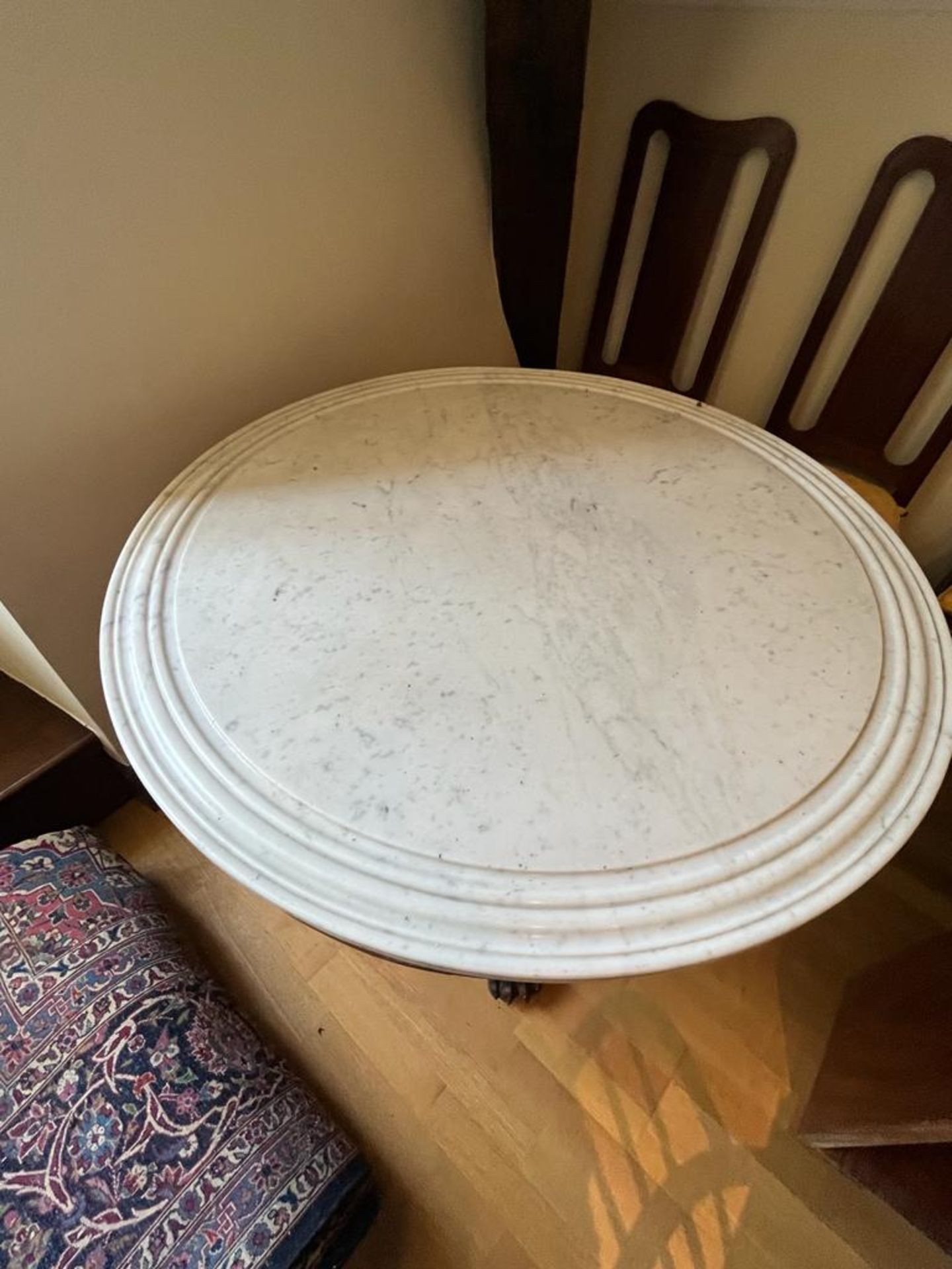Table à plateau circulaire en marbre blanc et gris marbré orné d'une moulure sur le pourtour (100 cm - Bild 5 aus 11
