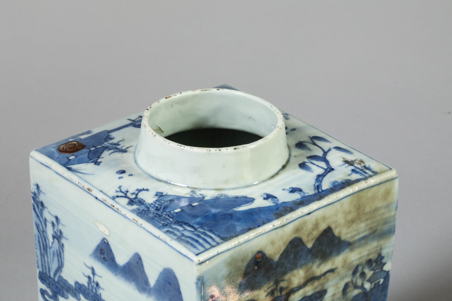 Suite de neuf pots à thé quadrangulaire en porcelaine blanche décoré en bleu sous couverte de - Image 46 of 47